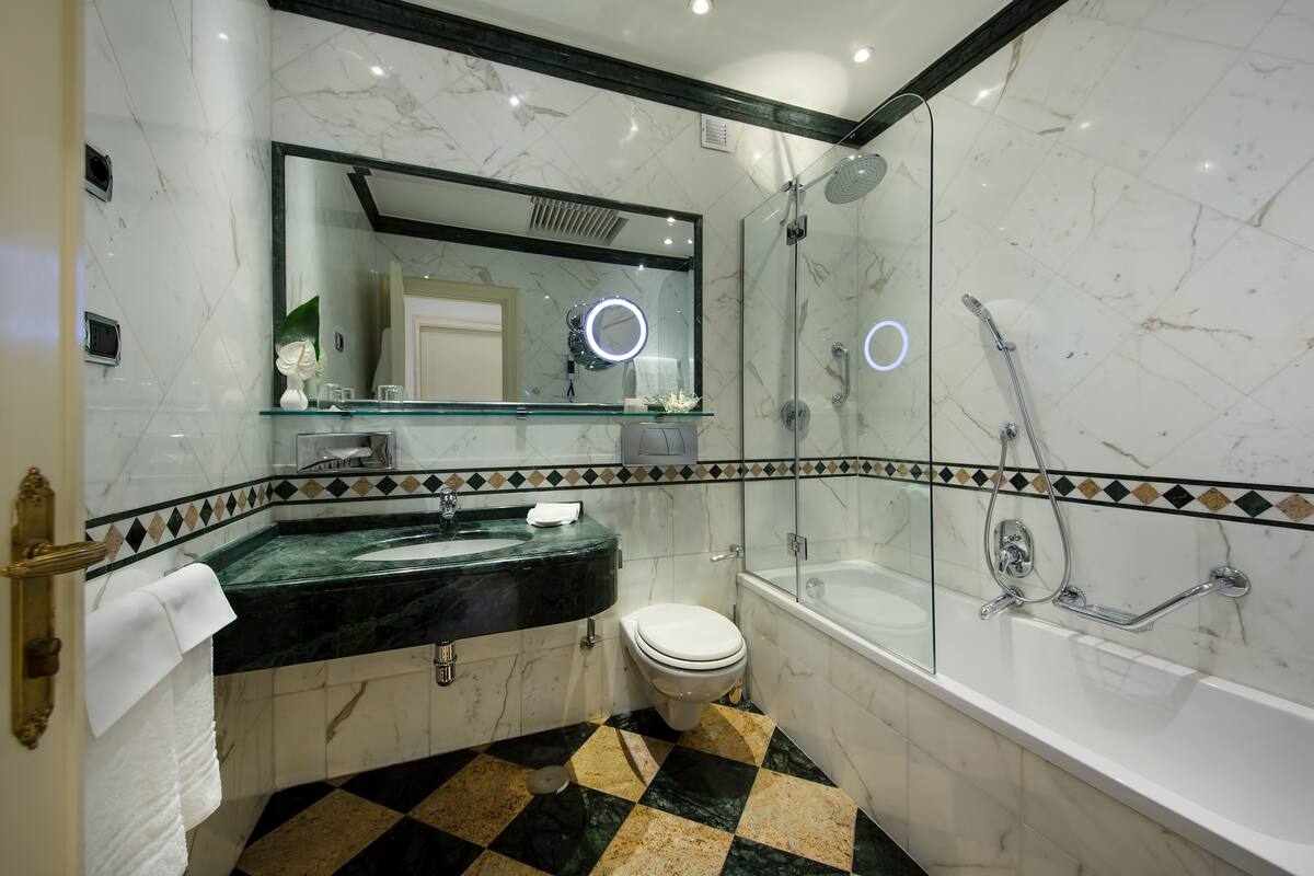 Combined shower/bathtub, hair dryer, slippers, towels