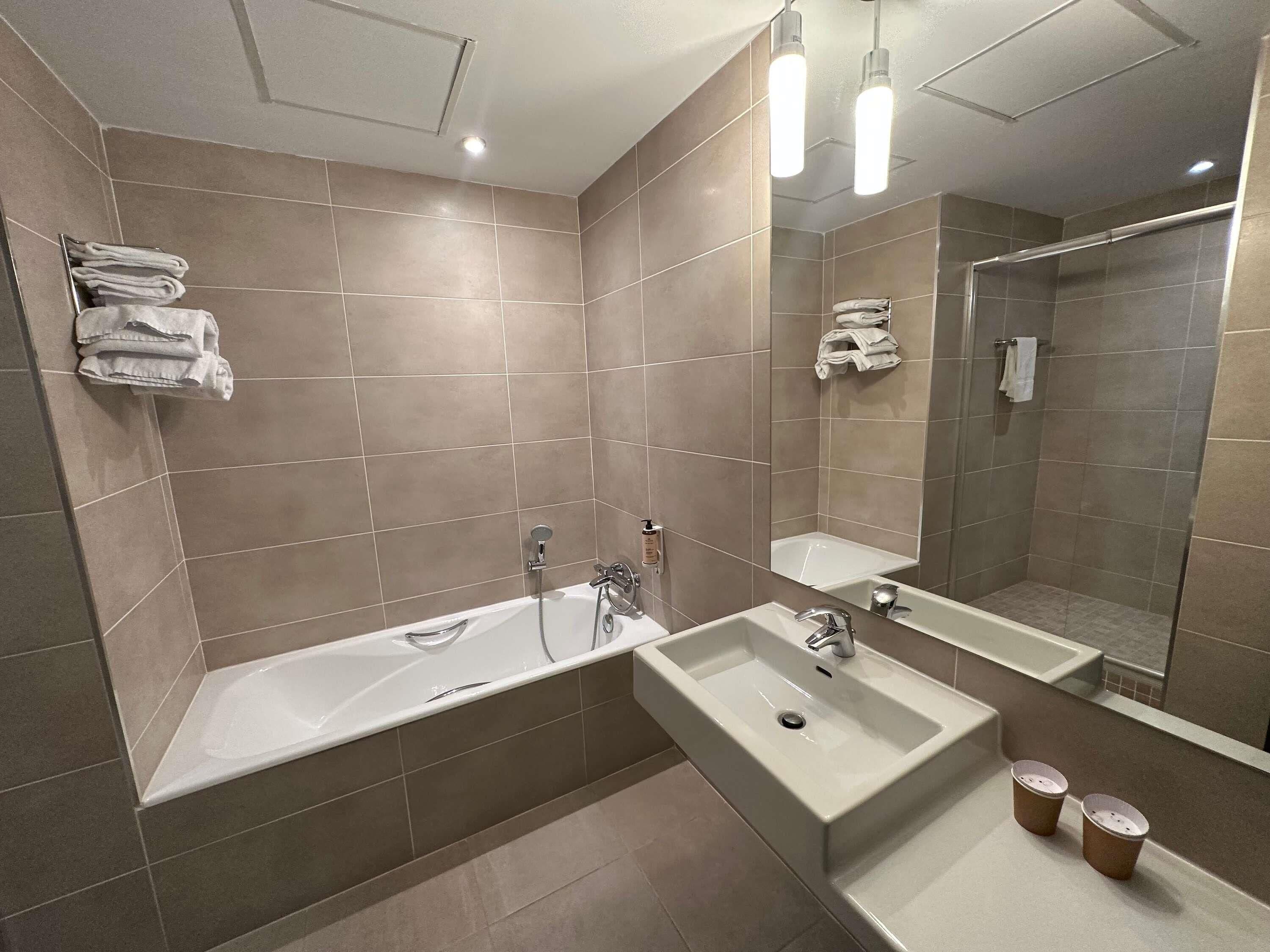 Literie de qualité, minibar, coffre-fort, bureau