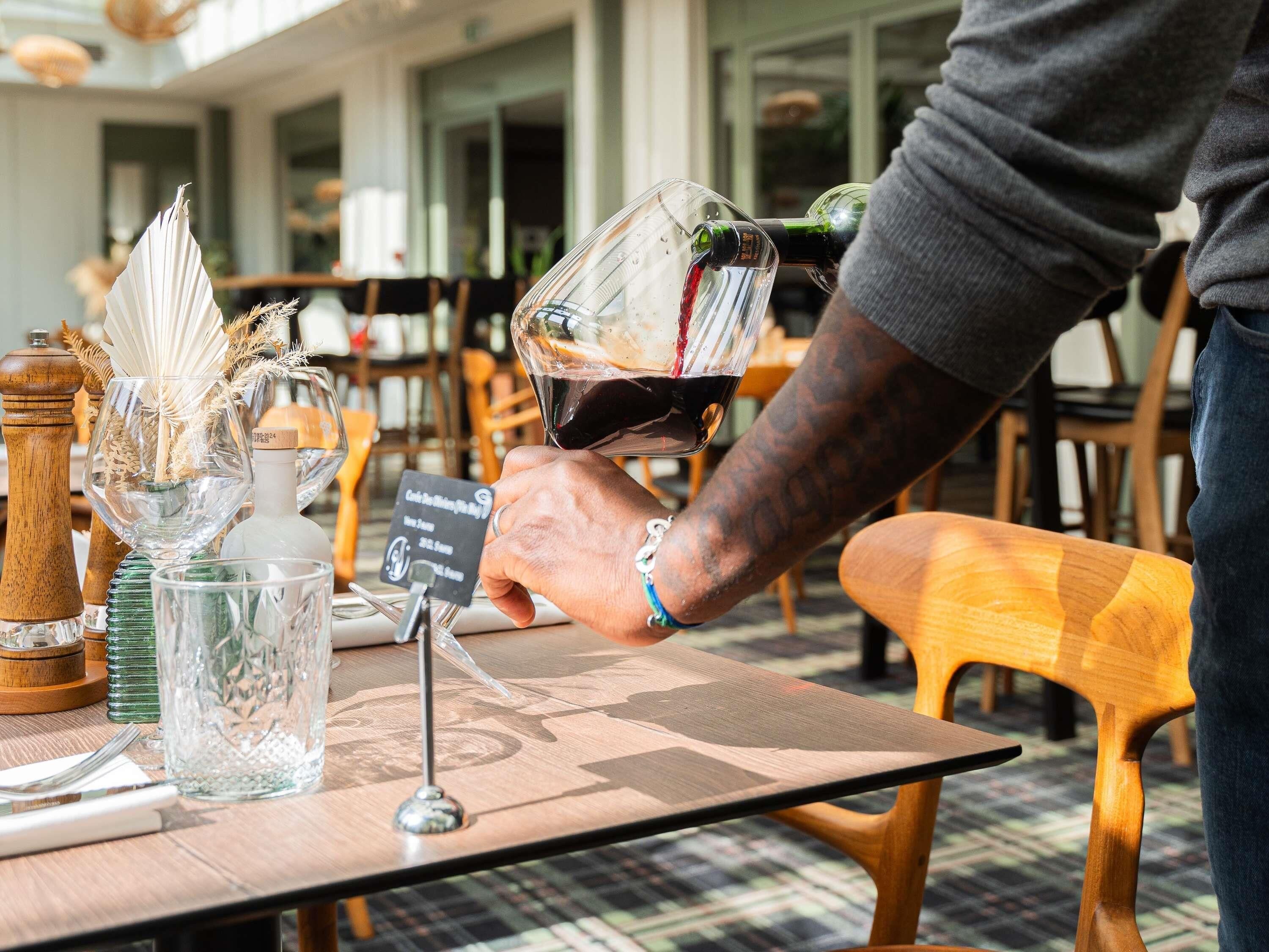 Breakfast and dinner served, French cuisine