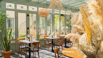 Frokost og middag serveres, franske retter