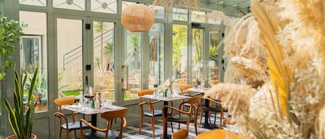 Breakfast and dinner served, French cuisine