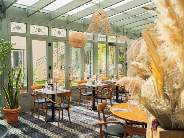 供应早餐和晚餐，法国菜