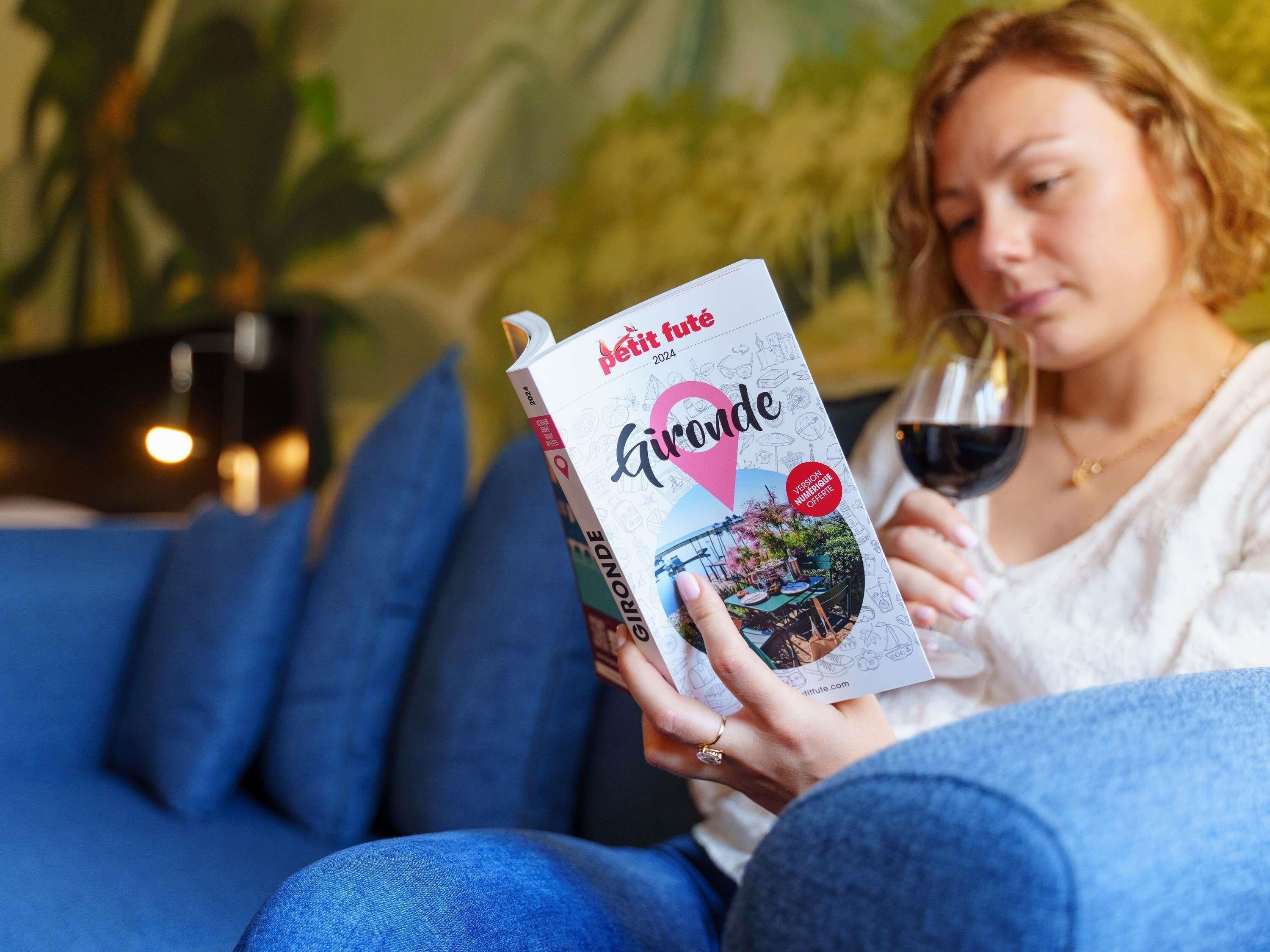 Suite Junior (1 Double Bed and Sofa) | Literie de qualité, minibar, coffre-fort, bureau