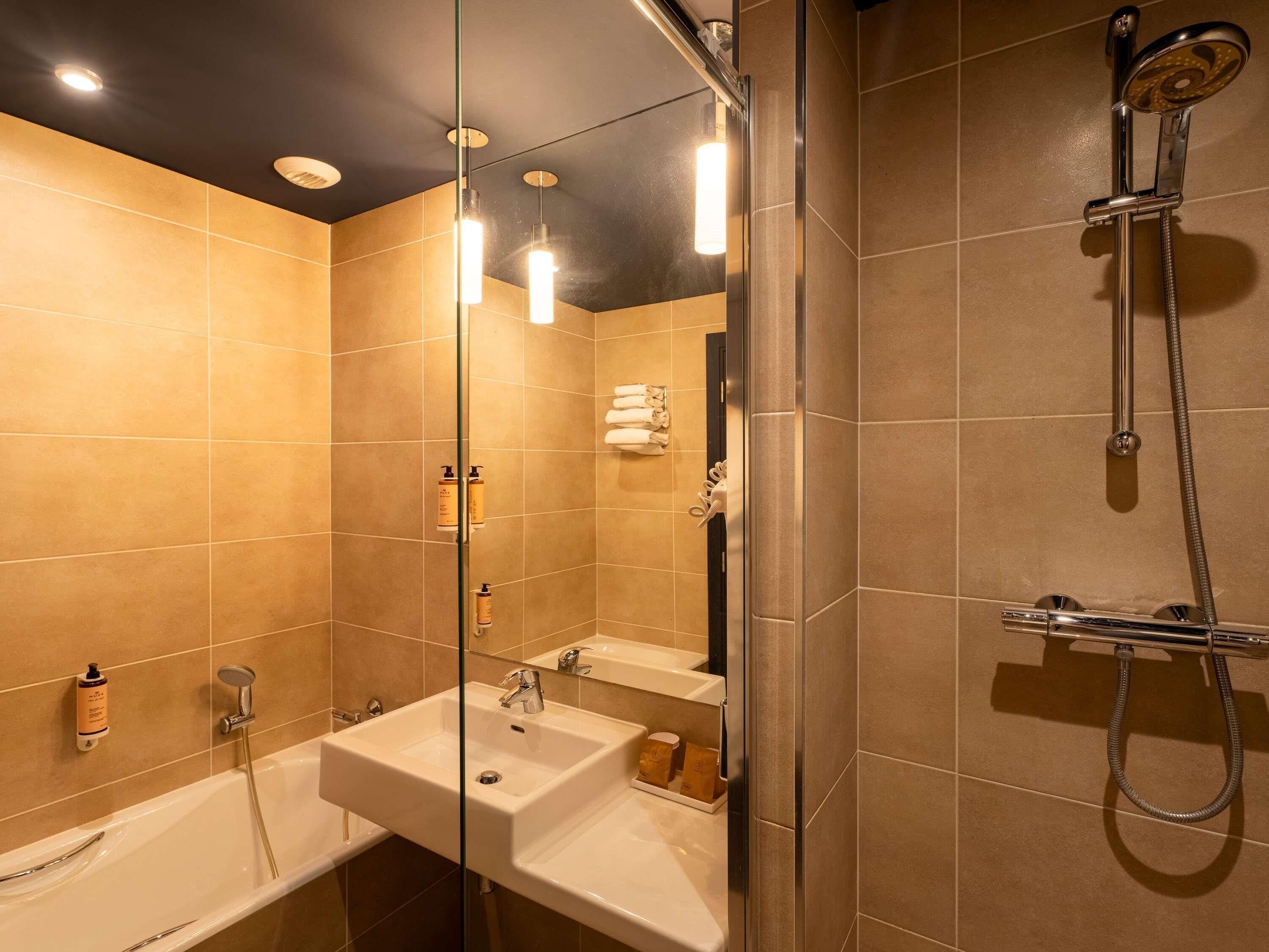 Ropa de cama de alta calidad y minibar 
