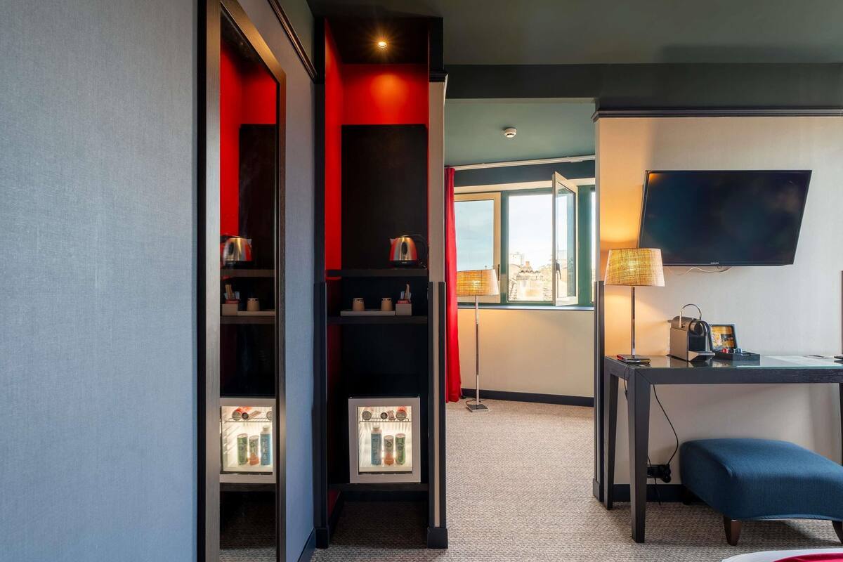 Privilege, Room, 1 Double Bed | Premium bedding, minibar, in-room safe, desk