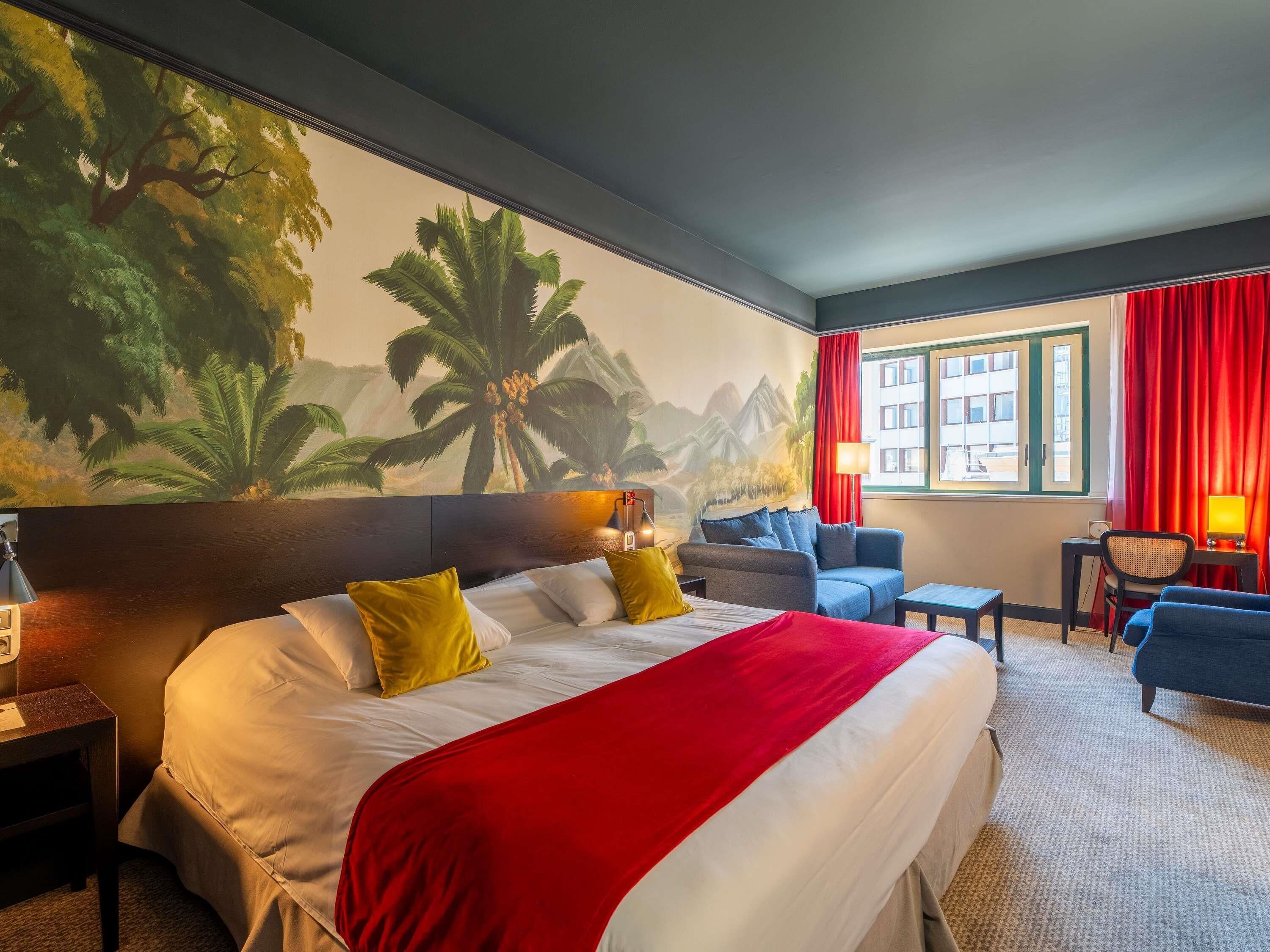 Junior Suite (1 Double Bed and Sofa) | Peralatan tempat tidur premium, bar mini, peti besi dalam bilik, meja 