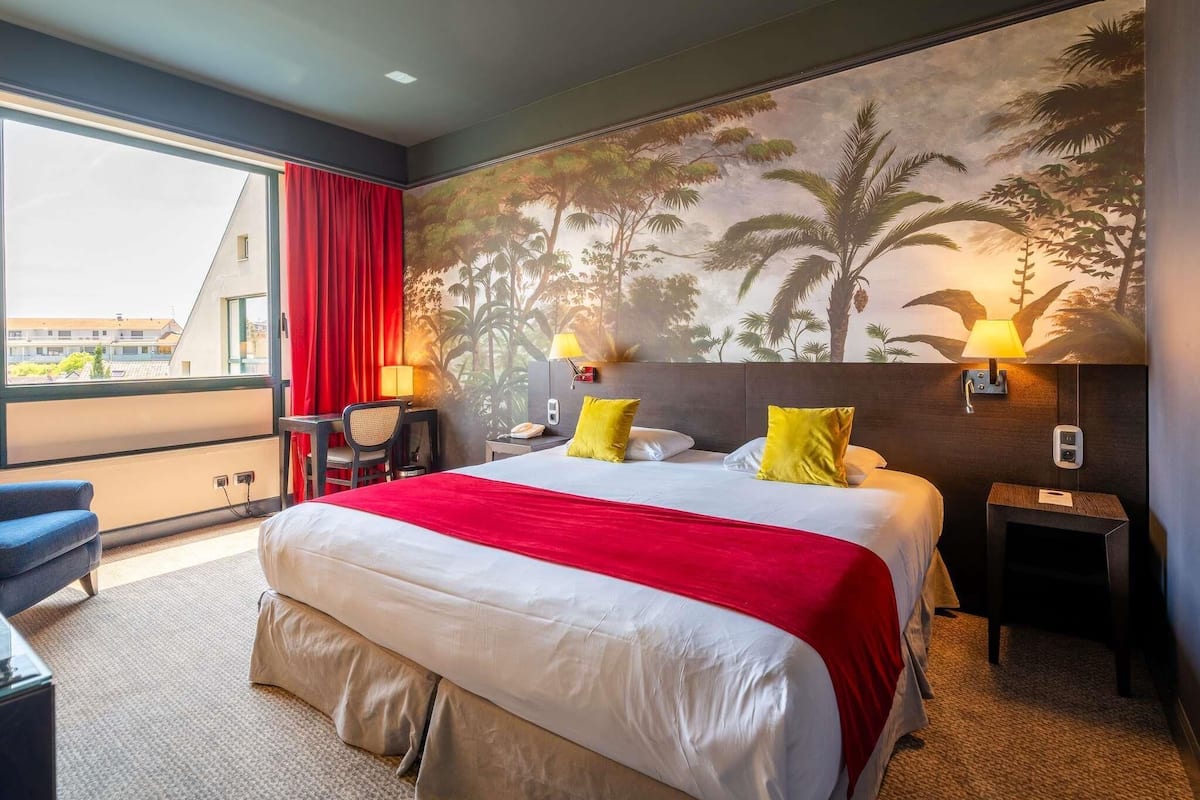 Classic Room, 1 King Bed | Premium bedding, minibar, in-room safe, desk