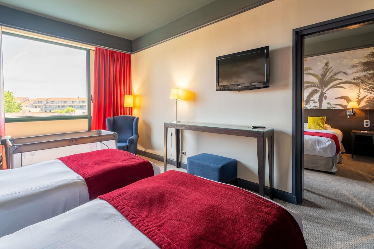 Classic Room, 2 Single Beds | Premium bedding, minibar, in-room safe, desk