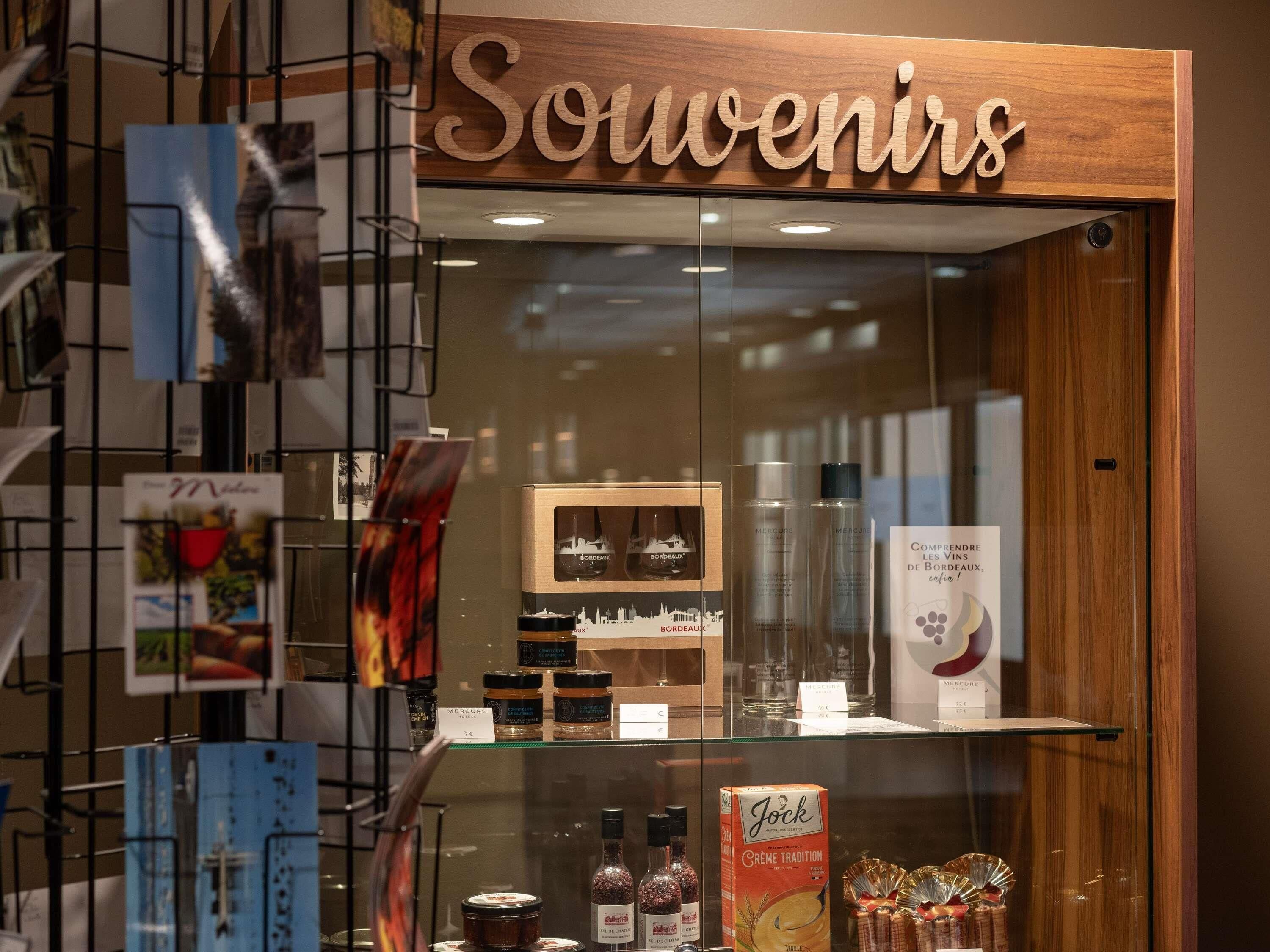 Un negozio di souvenir con un cartello di legno che dice 'Souvenirs'.
