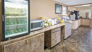 Dining - Days Inn by Wyndham Branford New Haven (Branford)