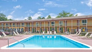 Pool - Days Inn by Wyndham Branford New Haven (Branford)