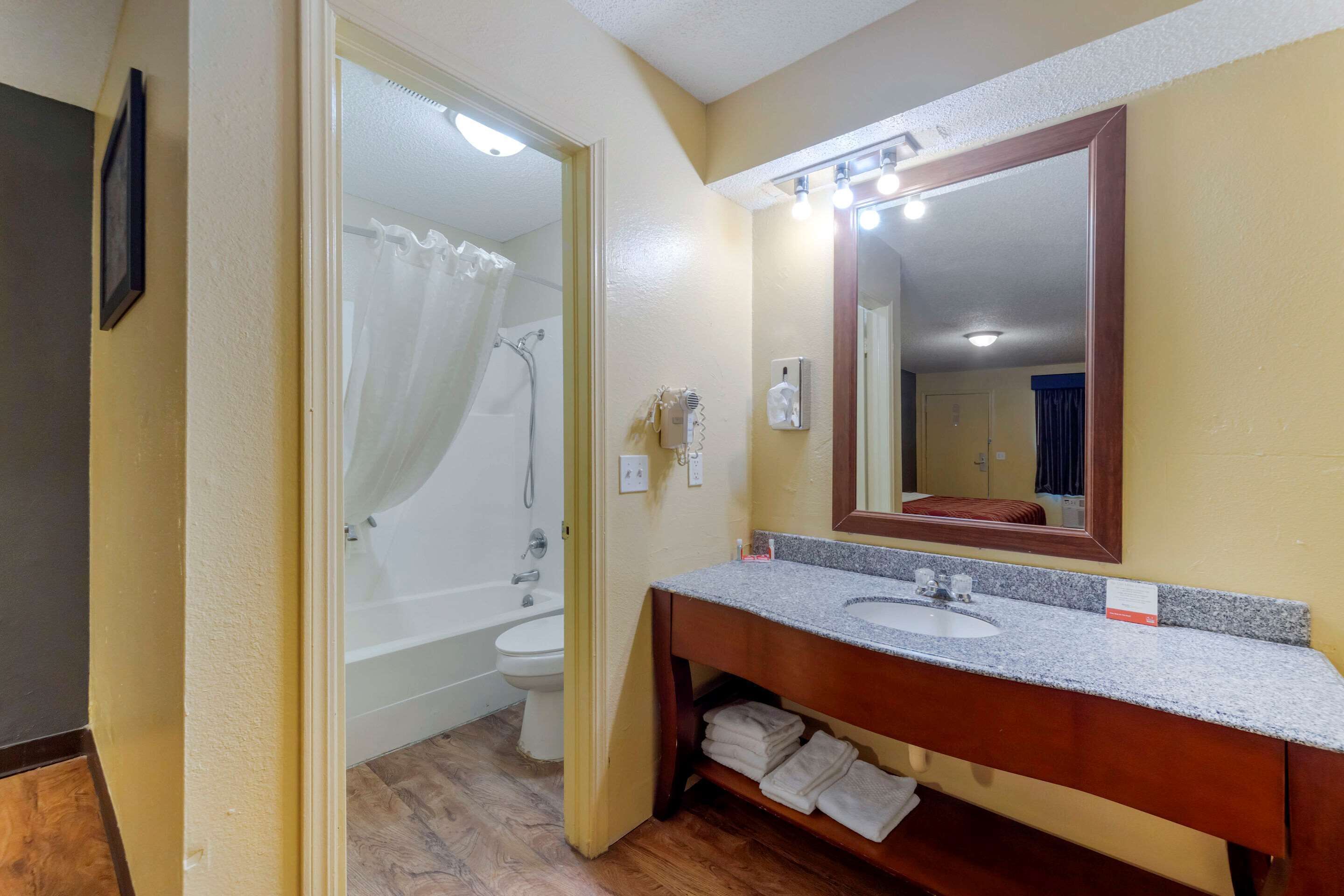 Combined shower/bathtub, hair dryer, towels