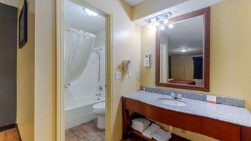 Combined shower/bathtub, hair dryer, towels