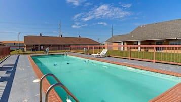Una piscina al aire libre de temporada