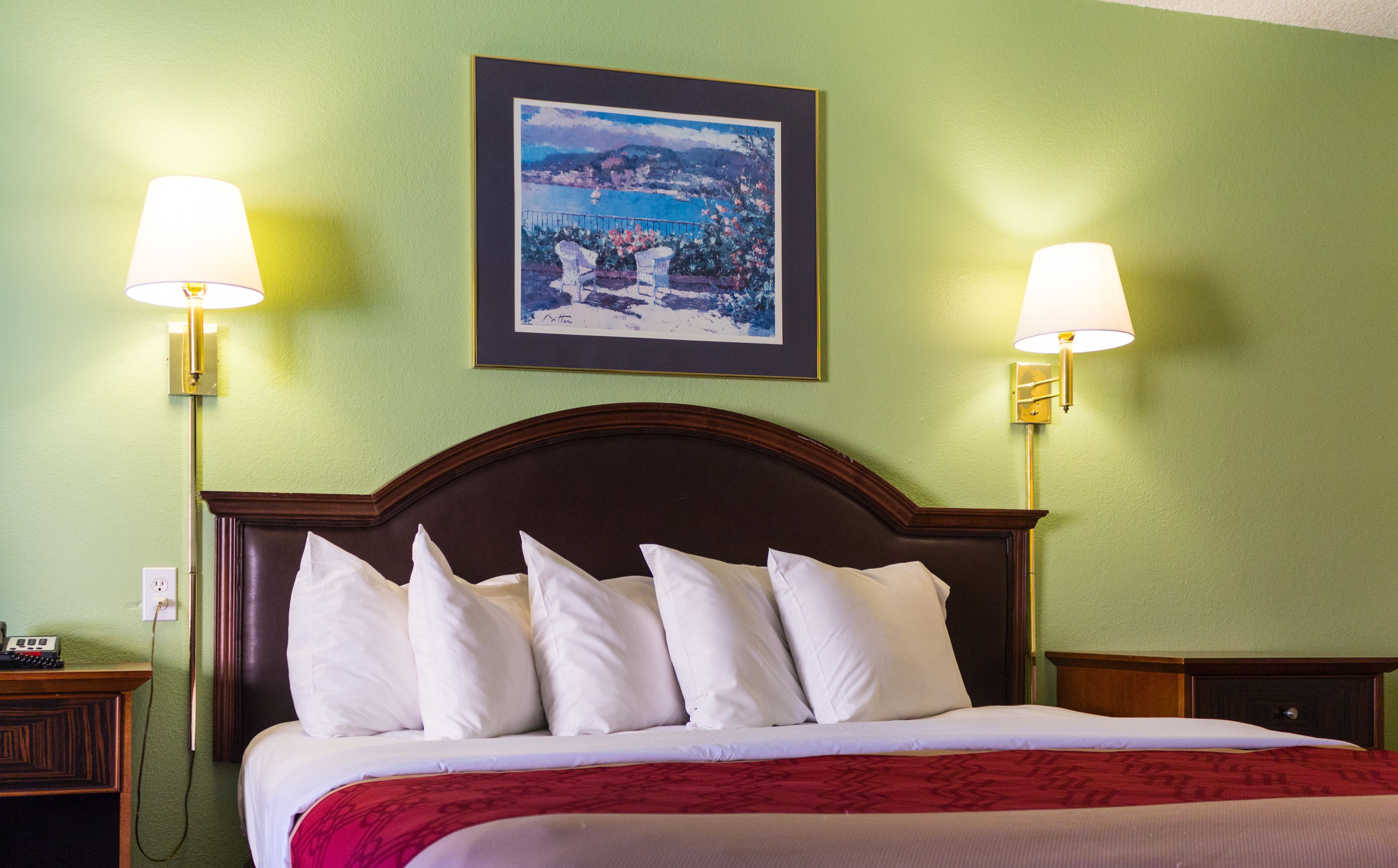 Seprai premium, setrika/meja setrika, Wi-Fi gratis, dan seprai linen