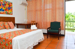 Desk, free WiFi, bed sheets - Portsmouth Beach Hotel (Portsmouth)