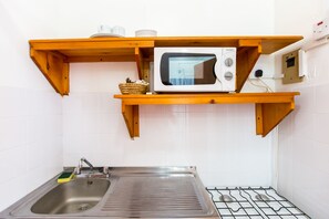 Studio, balkon, uitzicht op strand | Privékitchenette | Een koelkast, een magnetron, een koffiezetapparaat/waterkoker