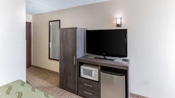 Habitació d'hotel amb un llit, una televisió, un microones i un mini-frigorífic.