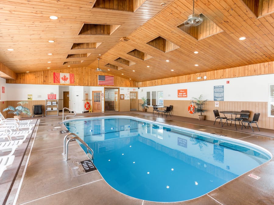 Una piscina techada, sillones reclinables de piscina