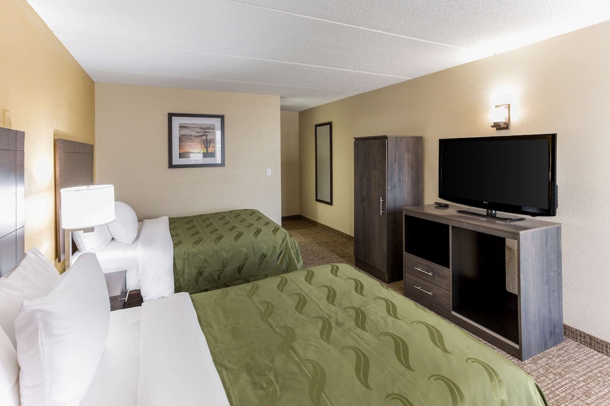 1 bedroom, premium bedding, pillowtop beds, desk
