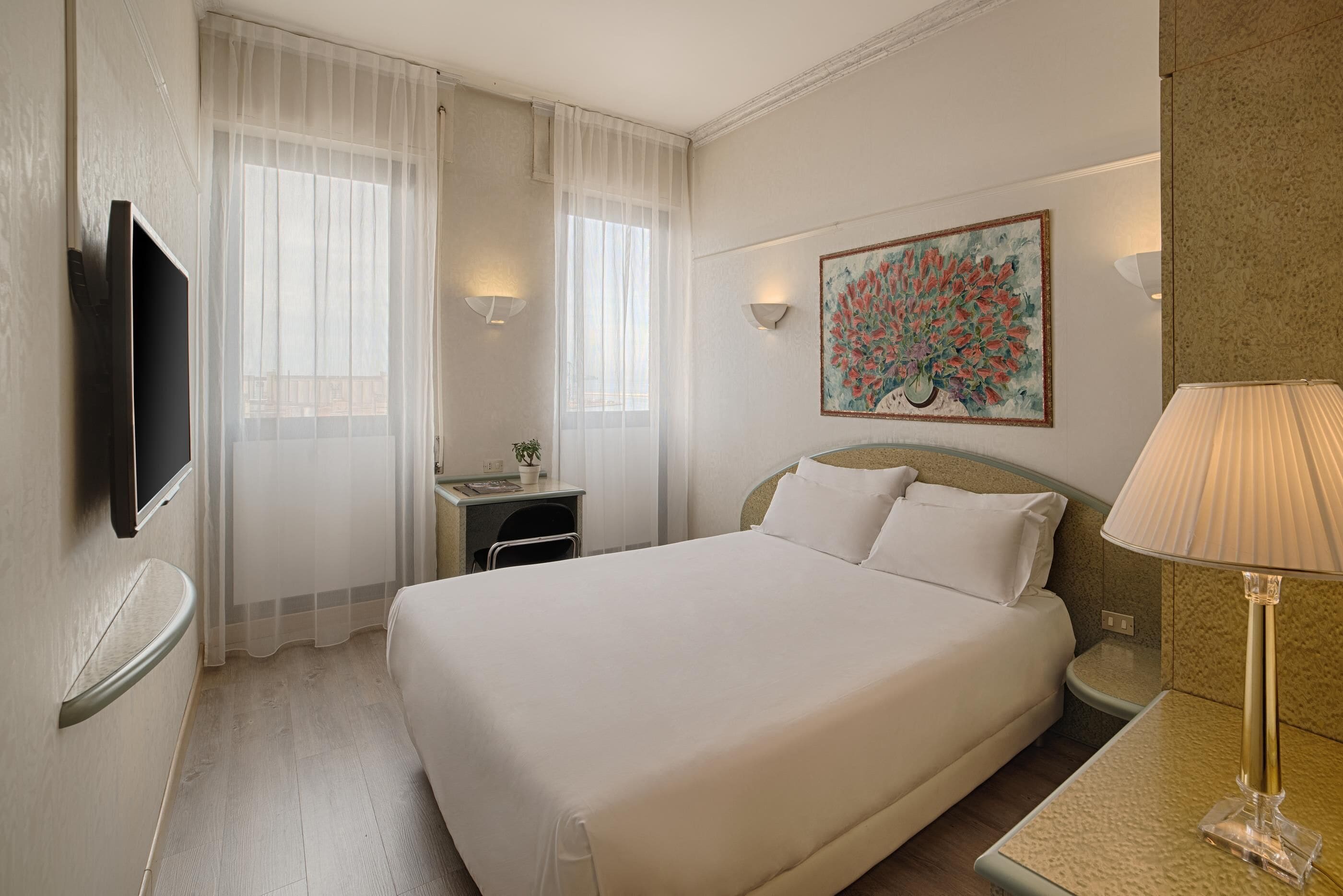 Standardzimmer | Daunenbettdecken, Minibar, Zimmersafe, Schreibtisch