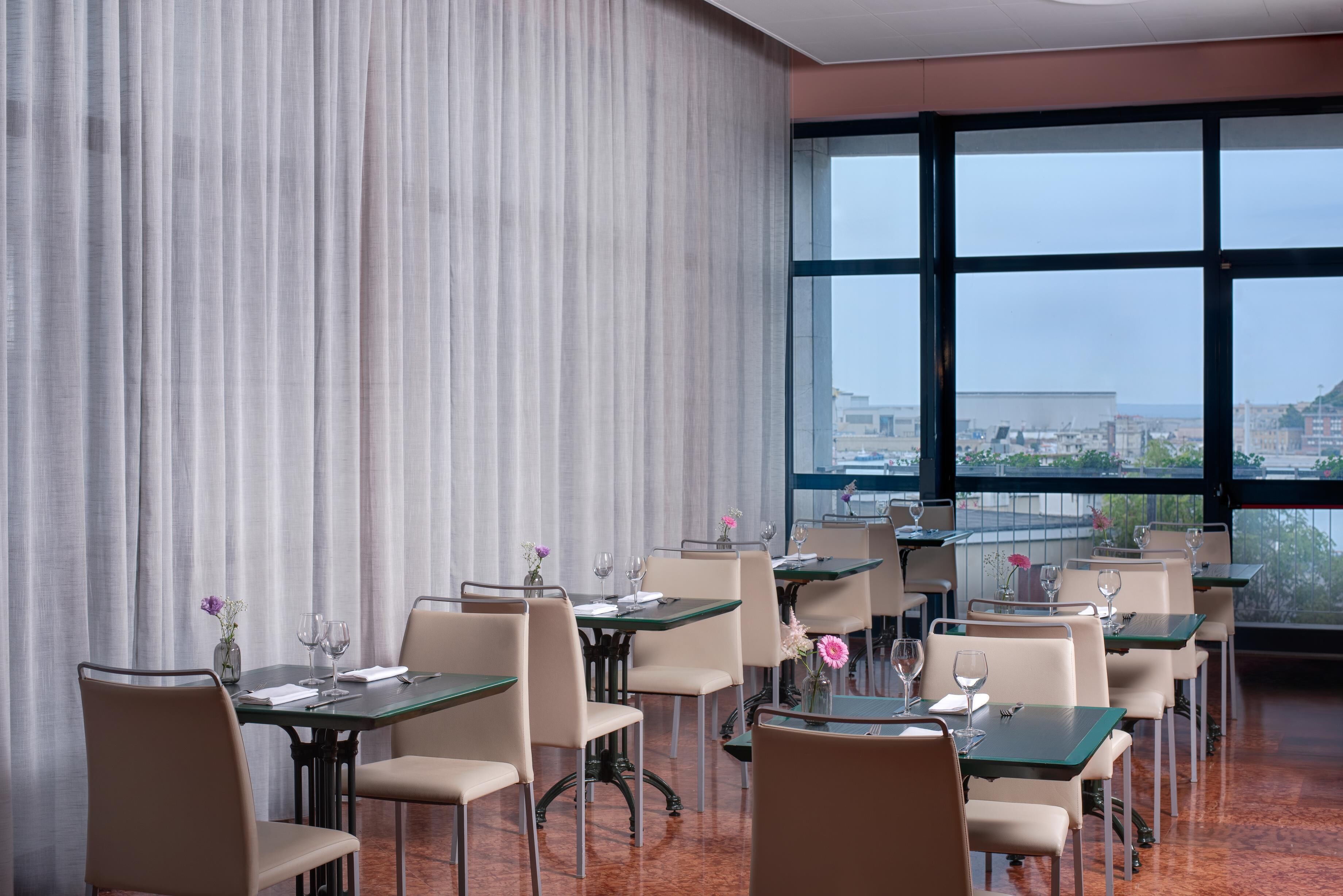 Middag serveres, lokale retter, utsikt mot havet 