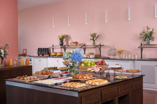 Petit déjeuner buffet servi tous les jours en supplément