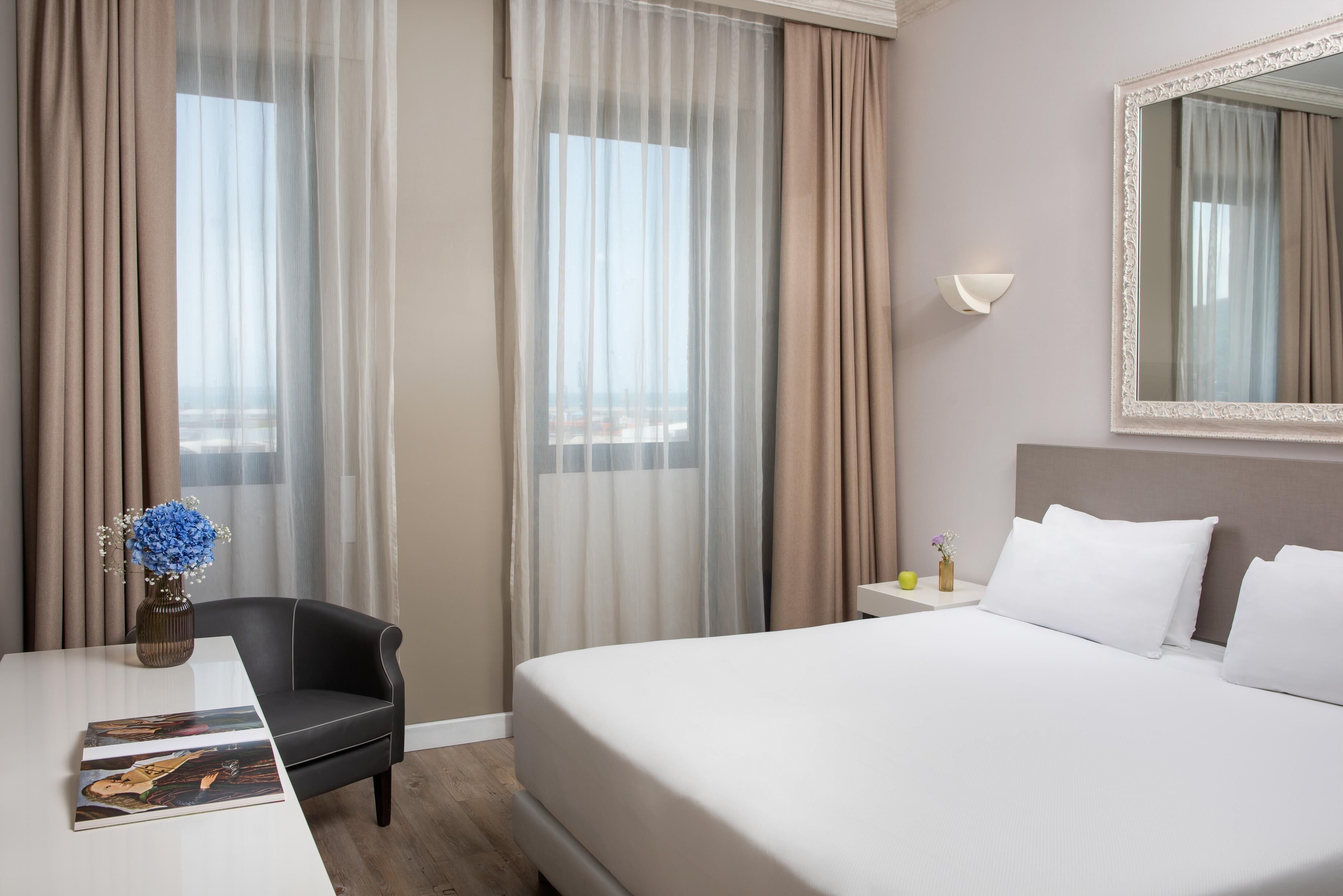 Cubrecamas, minibar, caja de seguridad en la habitación y escritorio 