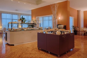 Petit déjeuner buffet servi tous les jours en supplément