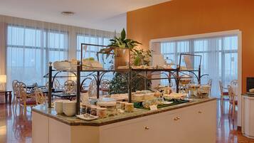 Tägliches Frühstücksbuffet (13 EUR pro Person)