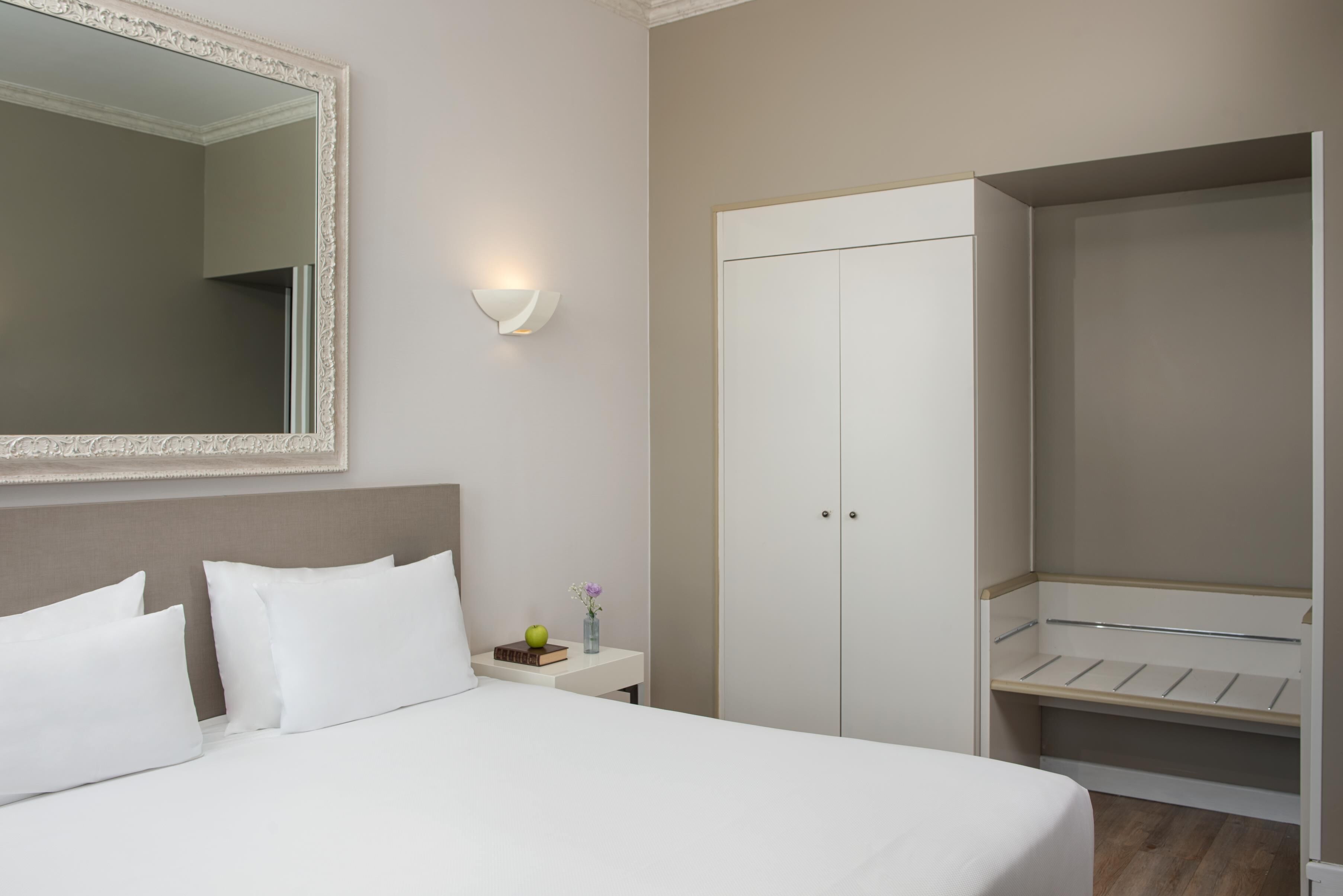 Rom – superior | Dundyner, minibar, safe på rommet og skrivebord