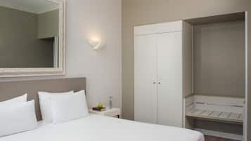 Rom – superior | Dundyner, minibar, safe på rommet og skrivebord