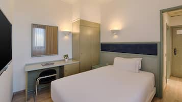 Standardenkeltværelse | Dundyner, minibar, pengeskab på værelset, skrivebord