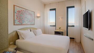 Standardværelse | Dundyner, minibar, pengeskab på værelset, skrivebord