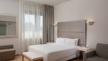 Habitación superior | Edredones de plumas, minibar, caja fuerte y escritorio