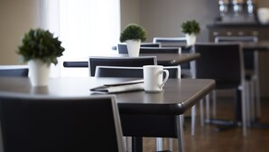 A dining area with tables, chairs, and potted plants. - Comfort Inn (Yarmouth)