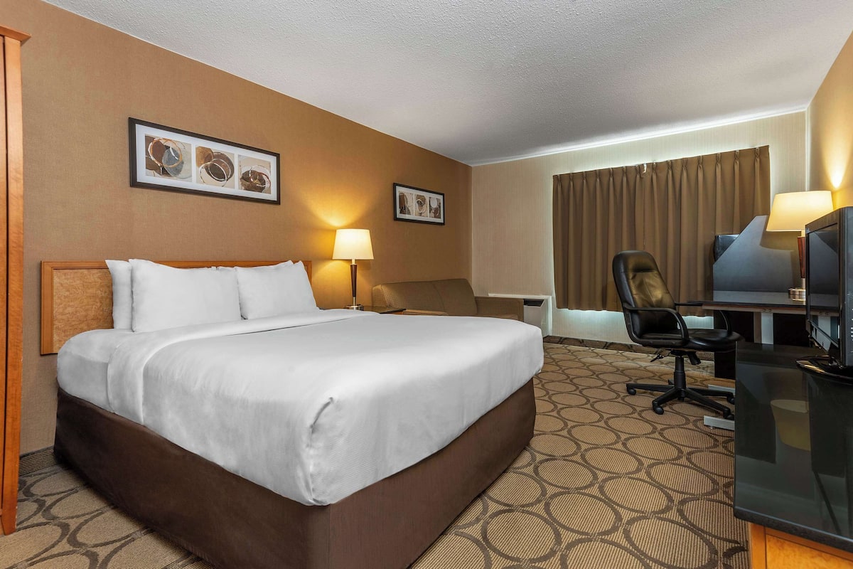 In-room safe, desk, iron/ironing board, rollaway beds