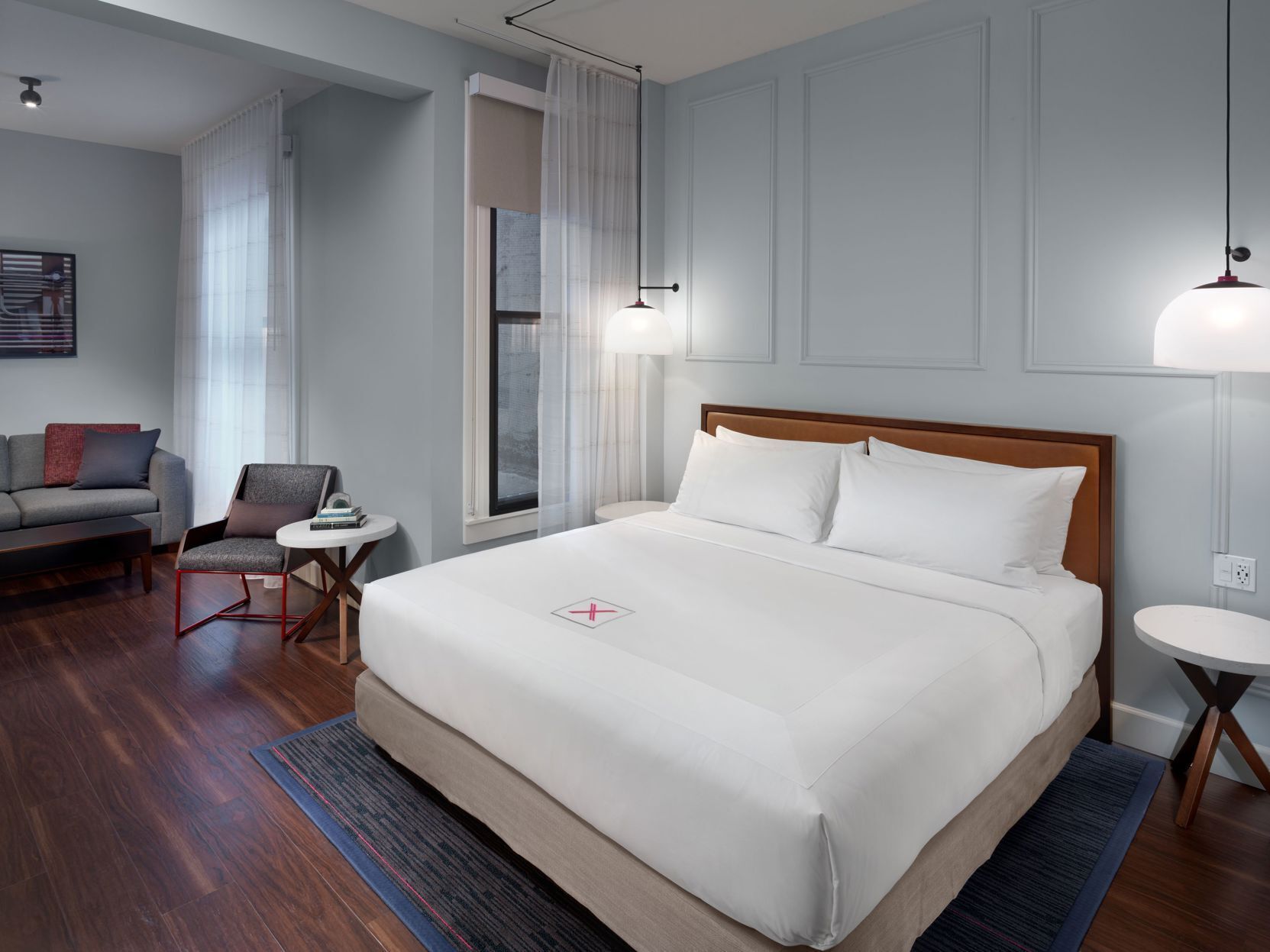 Literie de qualité, couette en duvet, lit avec matelas à plateau-coussin