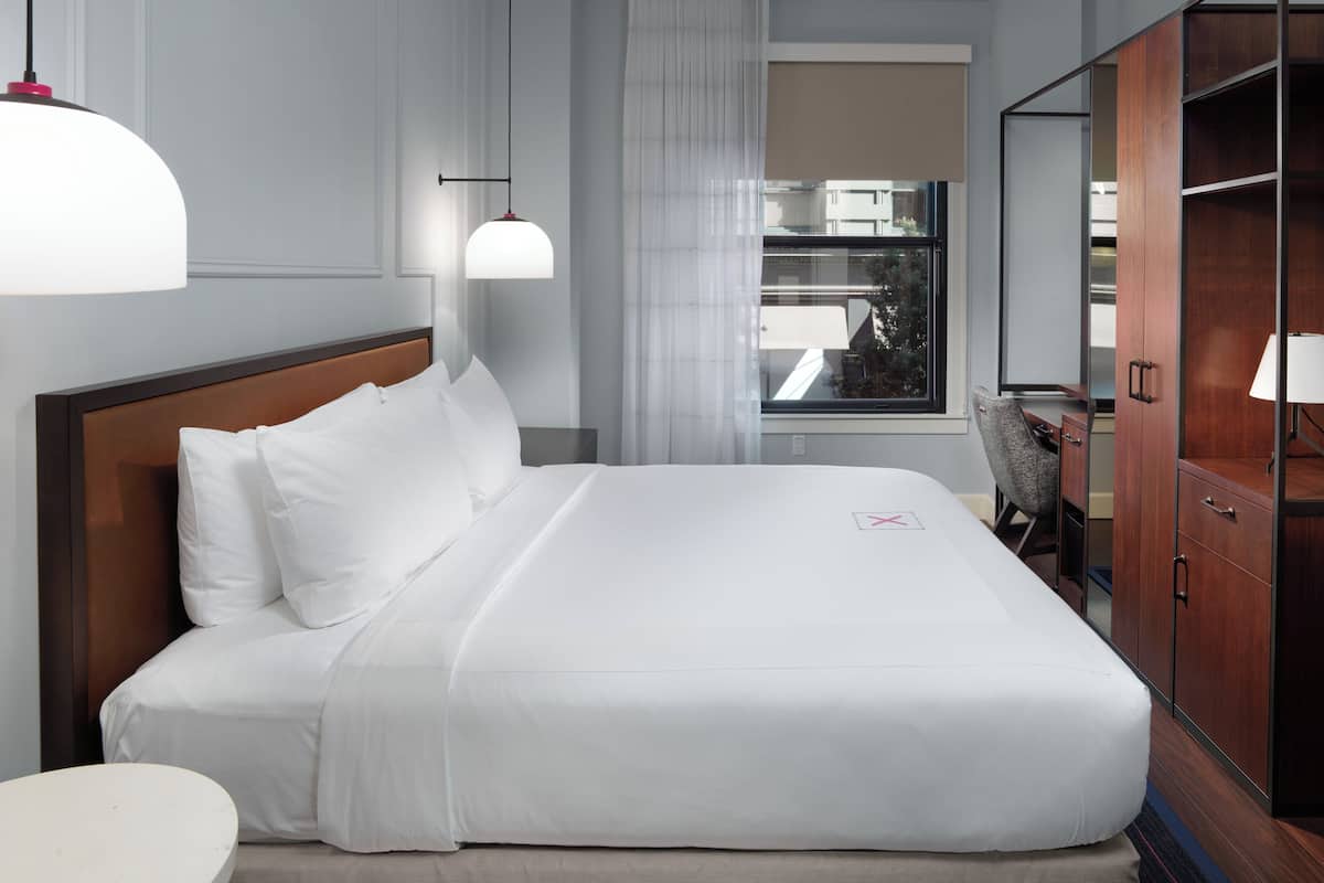 Deluxe Room, 1 Queen Bed (Mono, ADA Communication)