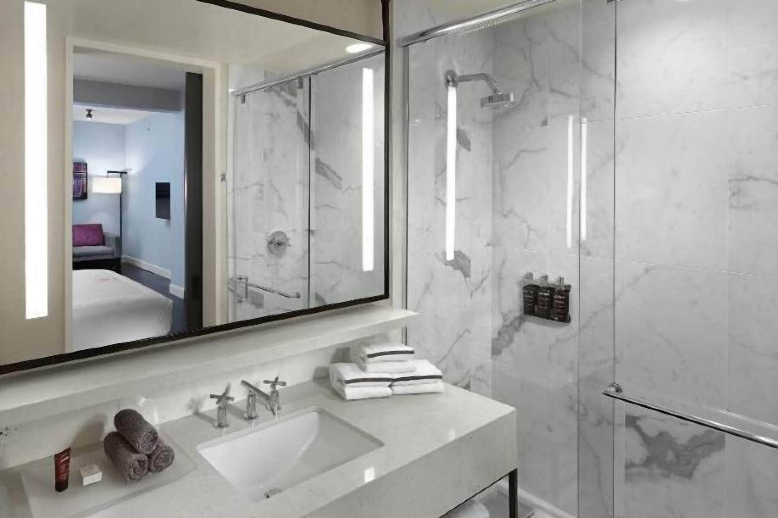 Baño | Regadera, amenidades de baño de diseñador, secadora de cabello, batas 