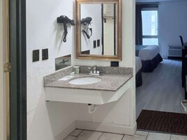 Escritorio, tabla de planchar con plancha, wifi gratis y ropa de cama 