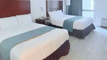 Quarto standard, 2 camas Queen, para não fumantes | Escrivaninha, ferros/tábuas de passar roupa, Wi-Fi de cortesia