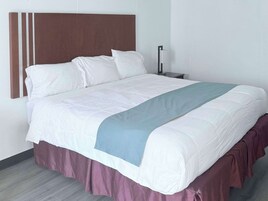 Escritorio, tabla de planchar con plancha, wifi gratis y ropa de cama 