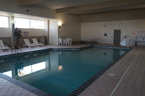 Piscina interna, piscina externa, espreguiçadeiras