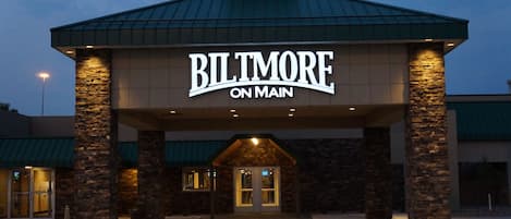 Fachada da propriedade à noite