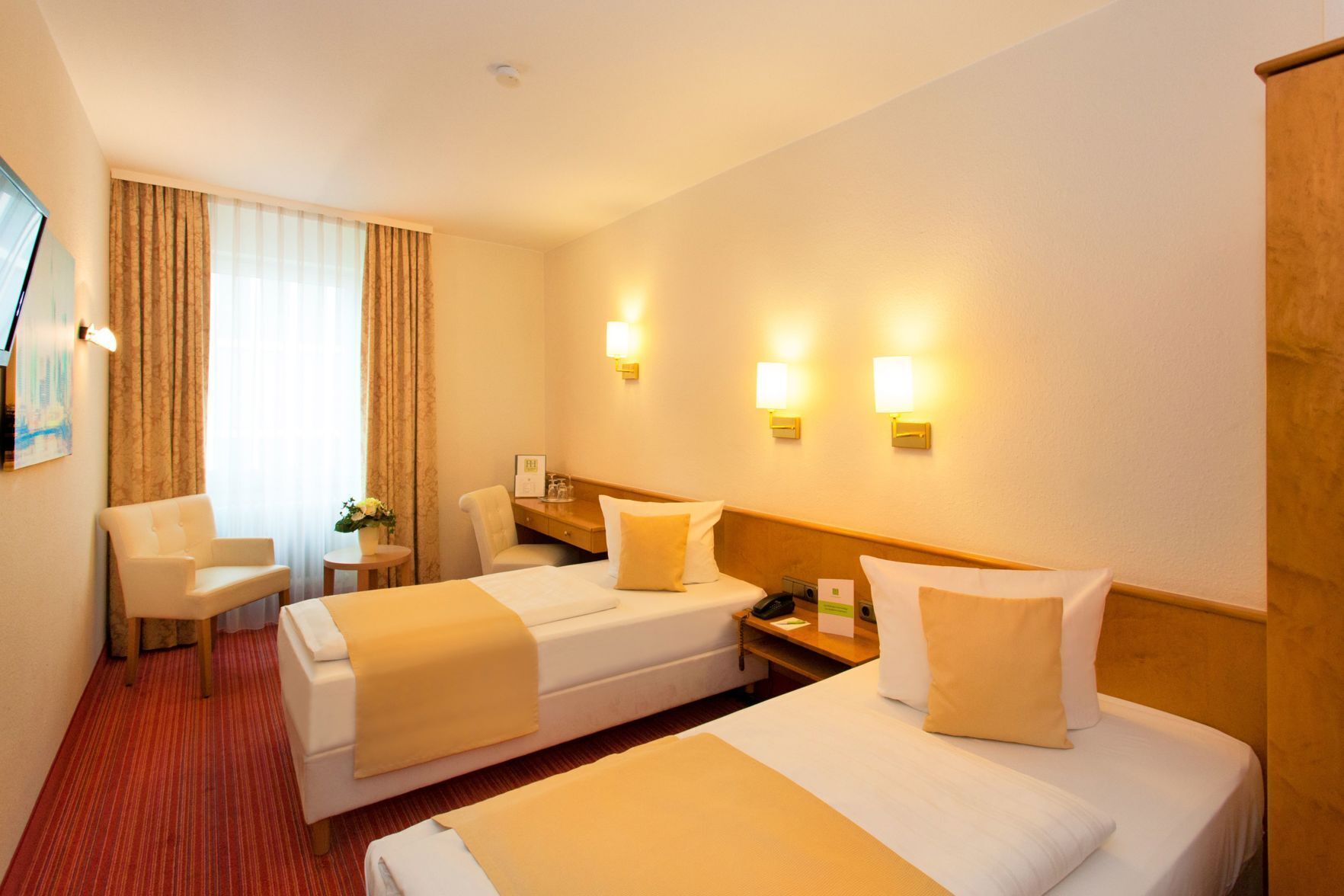 Roupas de cama antialérgicas, frigobar, escrivaninha, cortinas blackout