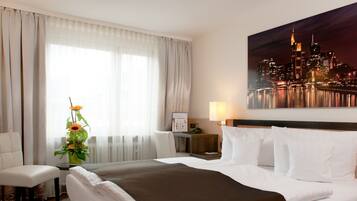 Habitación estándar con 1 cama matrimonial o 2 individuales | Ropa de cama hipoalergénica, minibar, escritorio y cortinas blackout