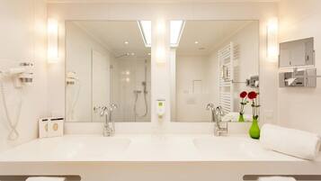 Deluxe Suite | Hypo-allergenic bedding, minibar, desk, blackout curtains
