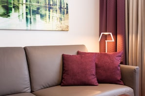 Deluxe Suite | Living area - The Domicil Hotel Frankfurt City (Frankfurt)