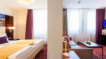 Deluxe suite | Hypoallergeen beddengoed, een minibar, een bureau